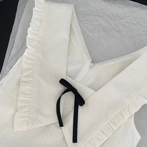 襟デザインホワイトワンピース