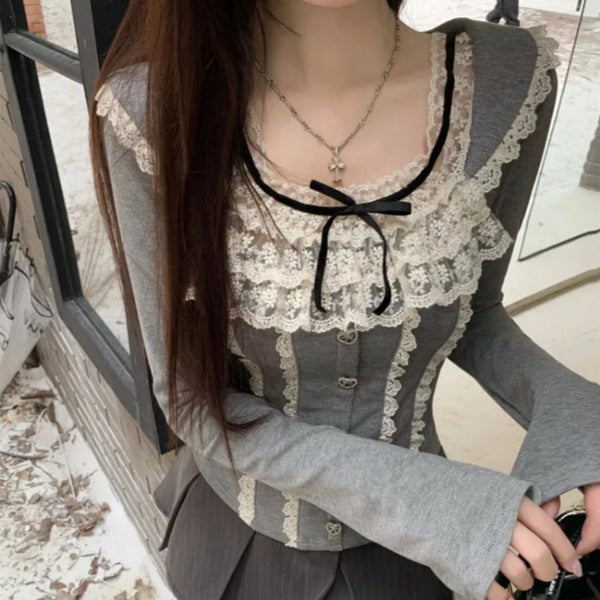 レースたっぷりガーリートップス