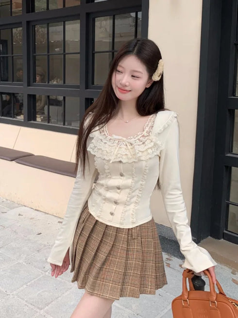 レースたっぷりガーリートップス