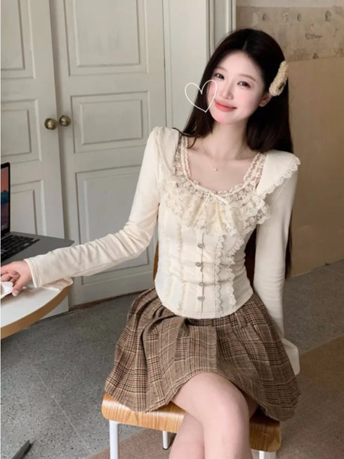 レースたっぷりガーリートップス