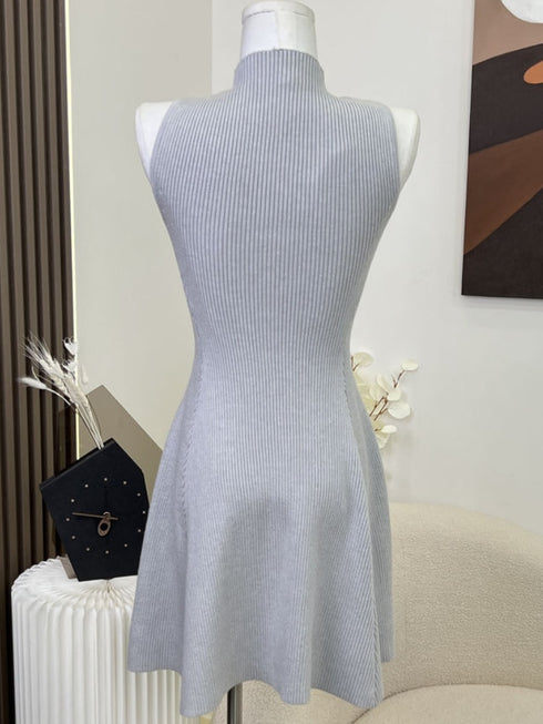 グレーノースリーブワンピース