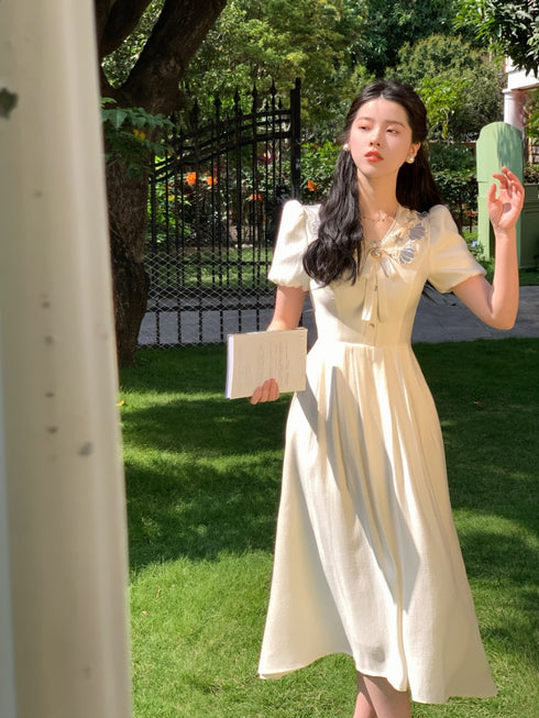 襟デザインホワイトワンピース