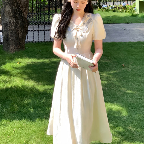 襟デザインホワイトワンピース